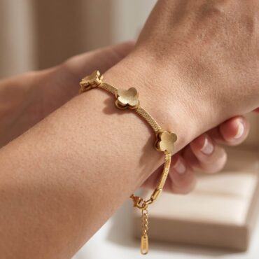 B-5 Three Flowers Snake Bracelet 01