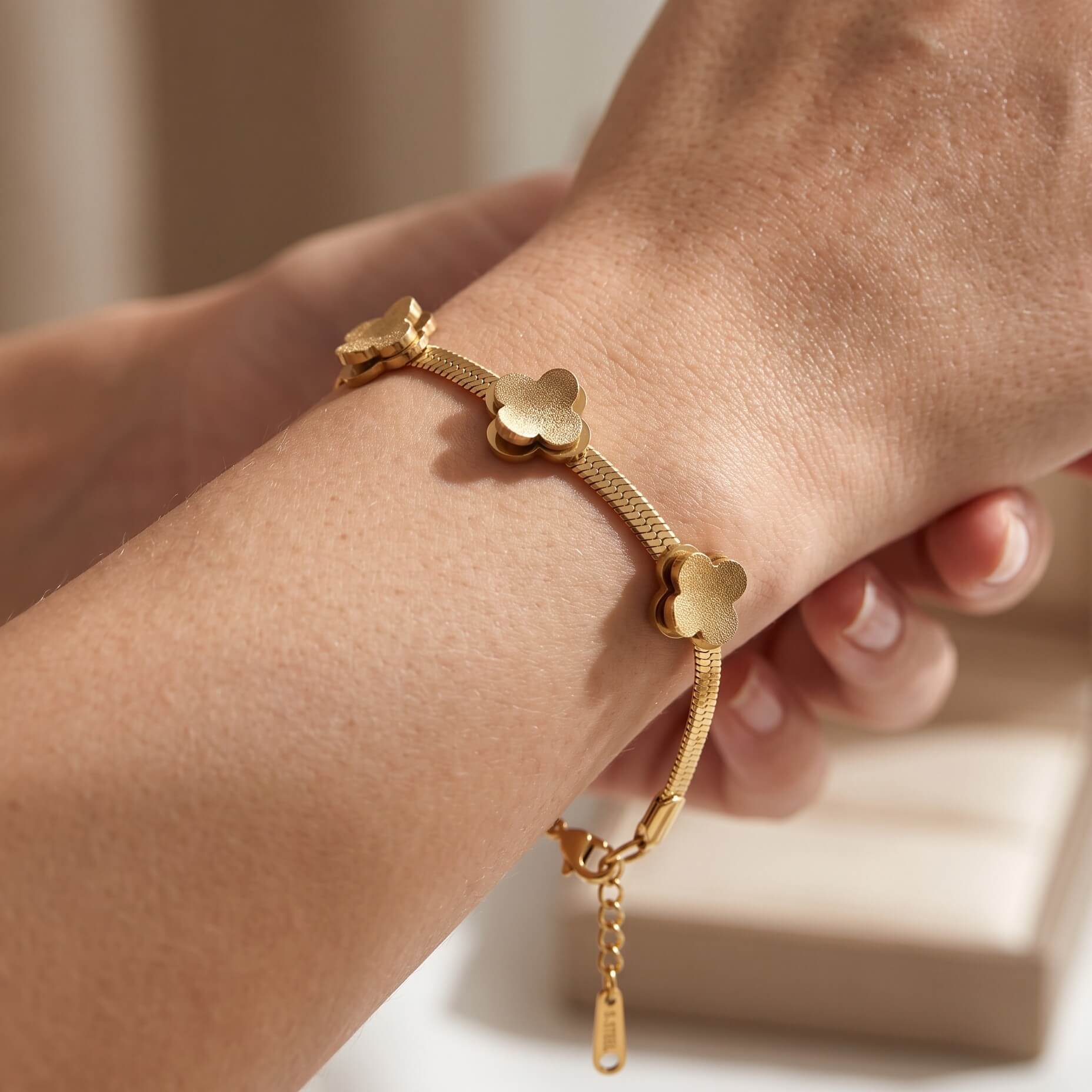 B-5 Three Flowers Snake Bracelet 01