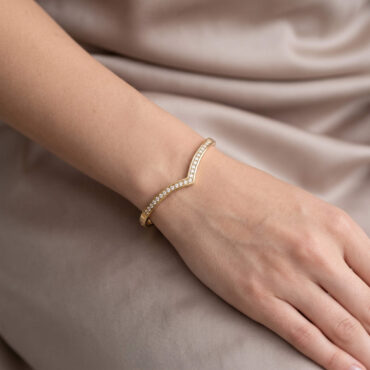 G16 V-Shape Cubic Zirconia Bangle 03