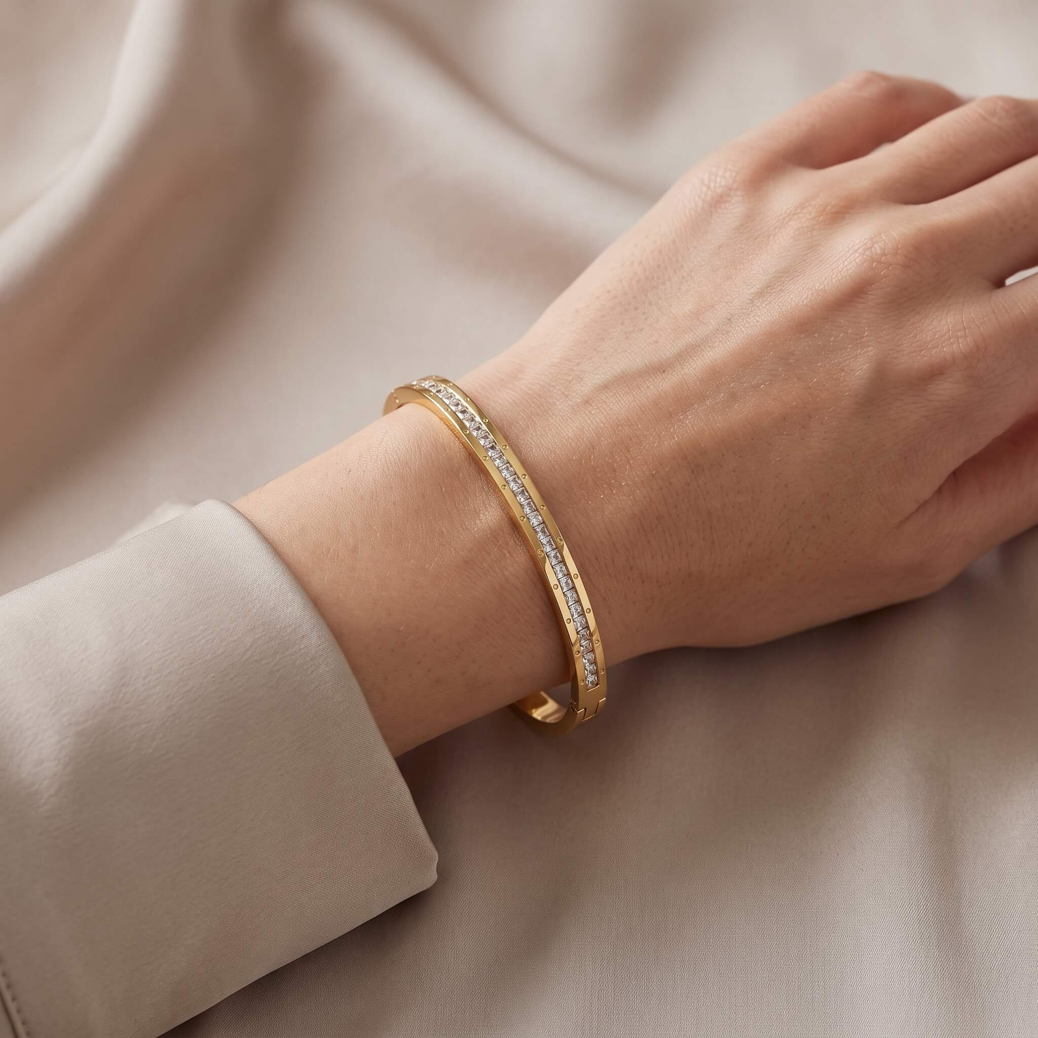 G19 Minimalist Cubic Zirconia Bangle 03