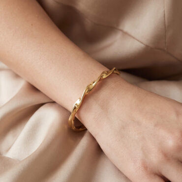 G8 Classic Twisted Bangle 03